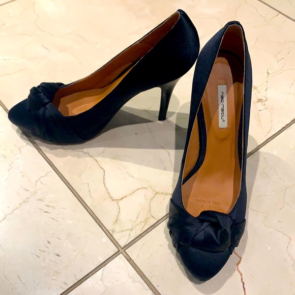 Never worn Satin heels - Picture 1 of 4